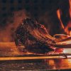 Почему мясо при жарке дает сок и как добиться корочки