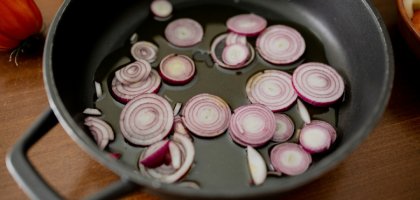 Почему лук становится горьким при жарке (и как это исправить)