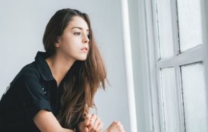 Почему мы чувствуем вину, когда хотим побыть одни (без партнера)