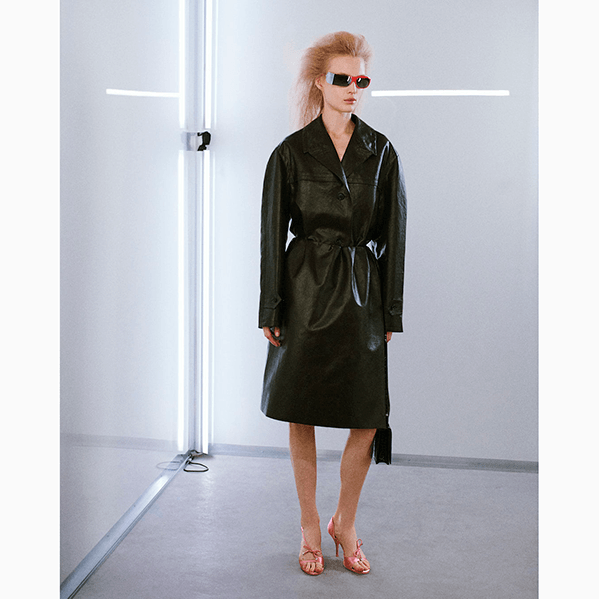 Черное кожаное пальто Prada