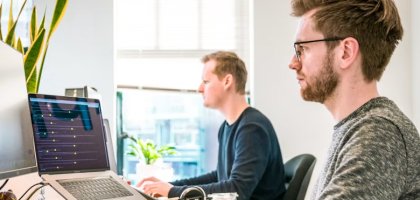 Почему сидячая работа портит осанку и как исправить это без спортзала