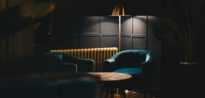 Почему темные стены делают комнату меньше (и когда это плюс)