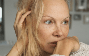 Памела Андерсон рассказала, как отказ от макияжа помог ей достичь личной свободы