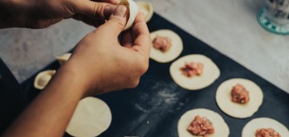 Почему тесто для пельменей рвется при лепке